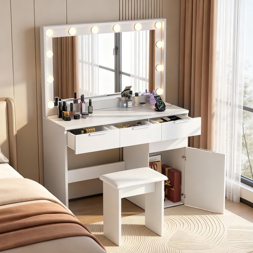White dressing table with - dressing,